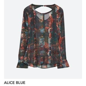 Alice Blue Angelus Bar Back Blouse
SIZE: M Stitchfix printed chiffon top.